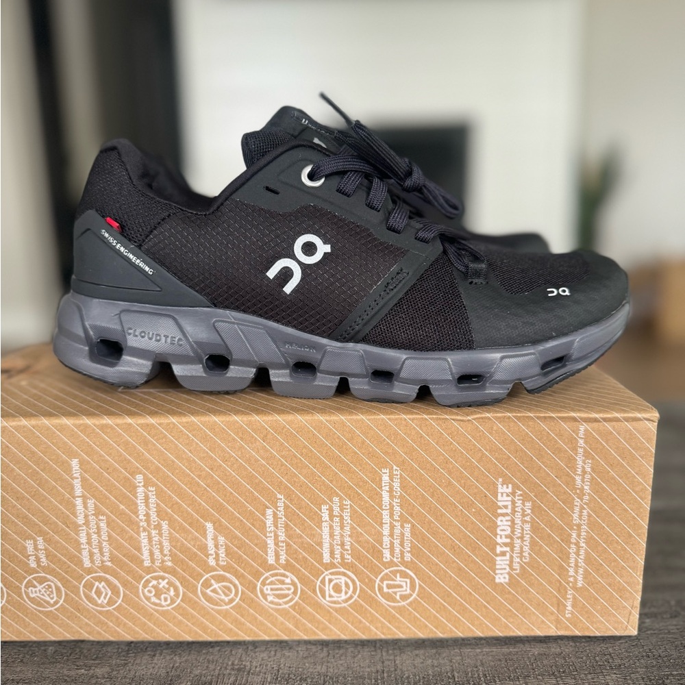 Women’s size 8 Oncloud Cloudflyer